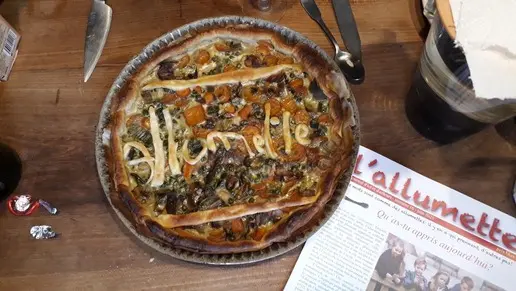 photo d'une tarte et du journal